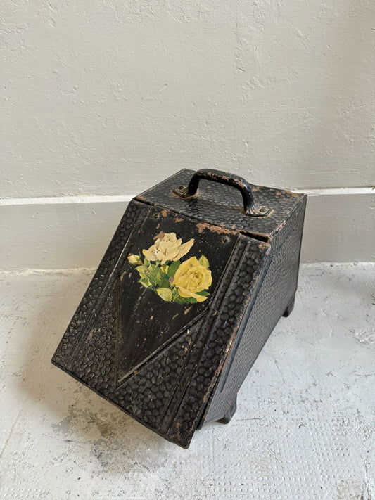 Boîte à charbon ancienne