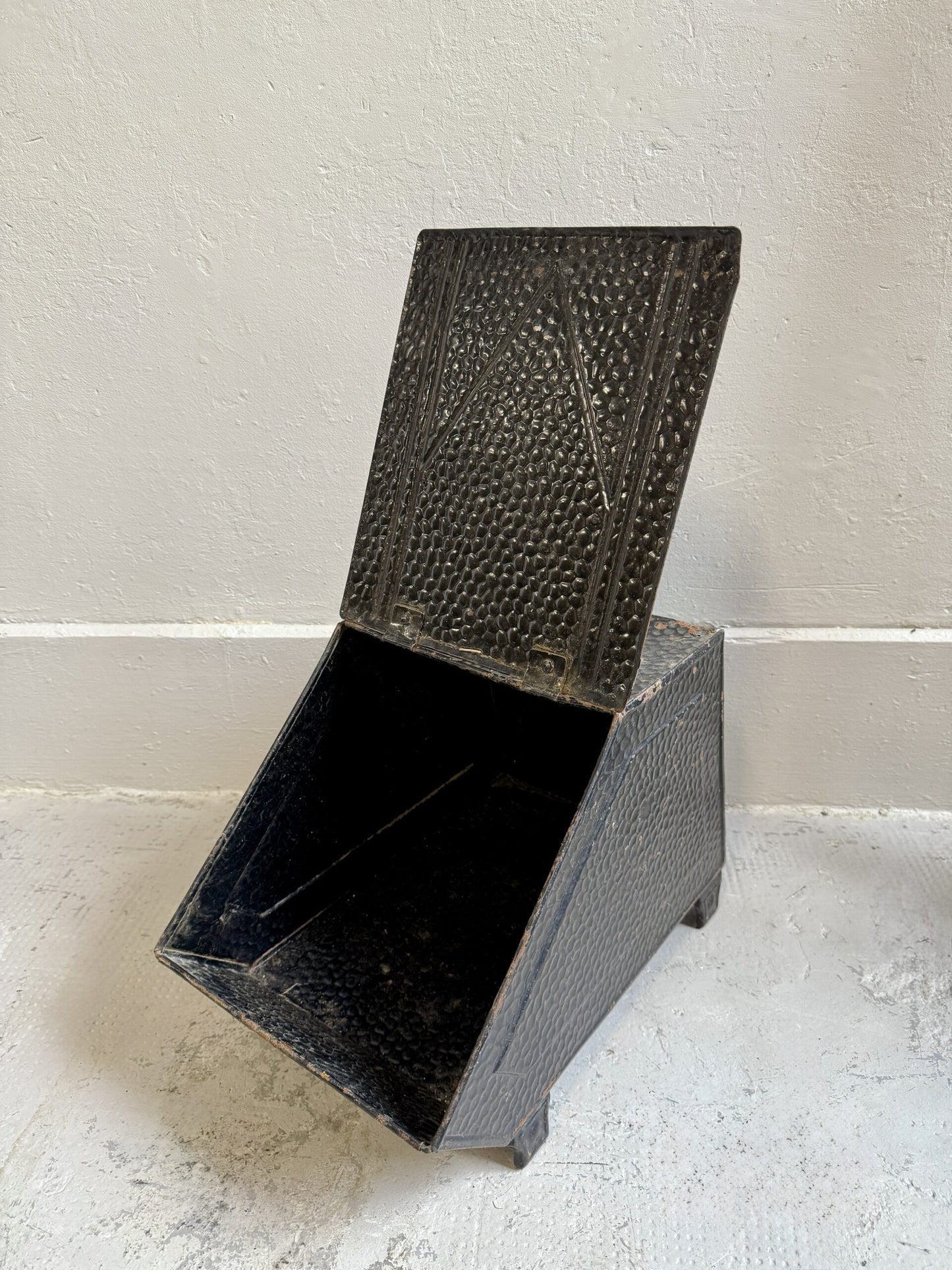 Boîte à charbon ancienne