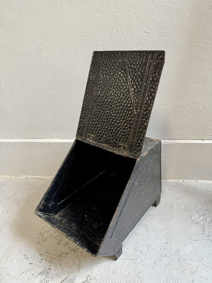 Boîte à charbon ancienne