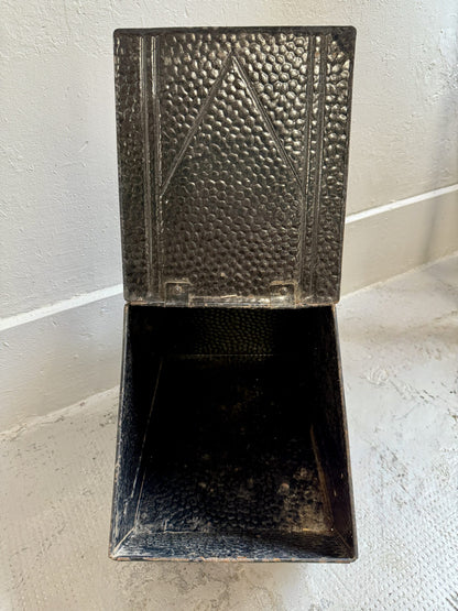 Boîte à charbon ancienne