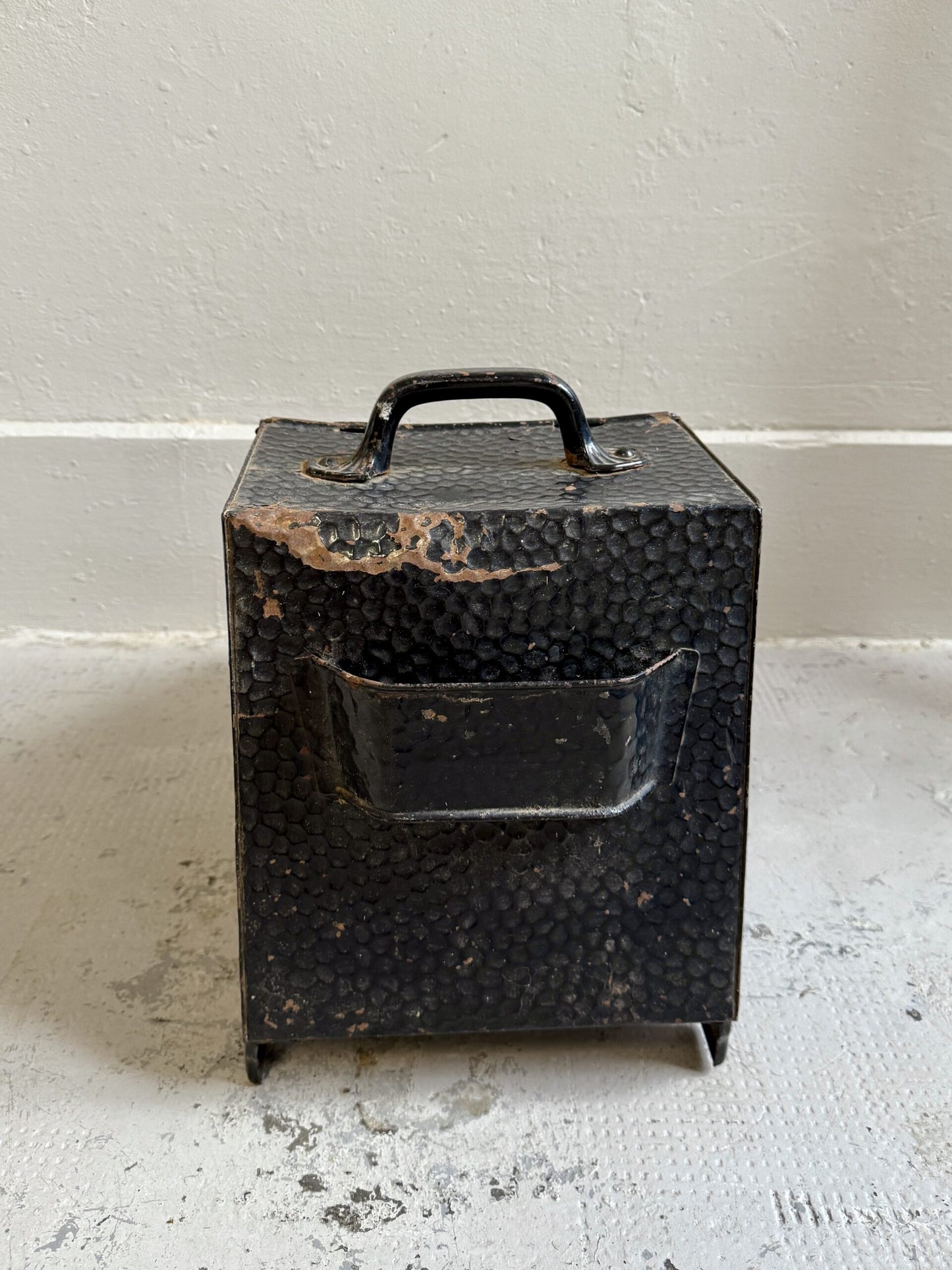Boîte à charbon ancienne