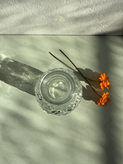 Bouteille en verre taillé