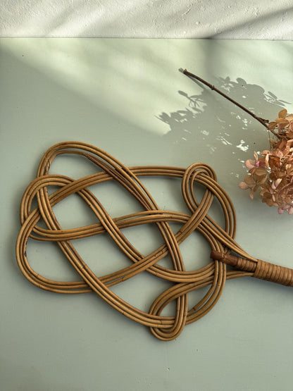 Battoir à tapis ancien en osier