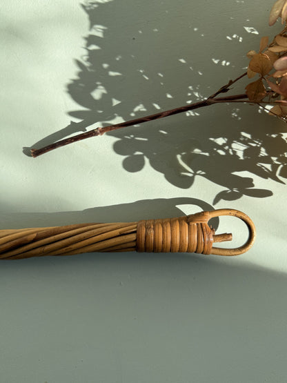 Battoir à tapis ancien en osier