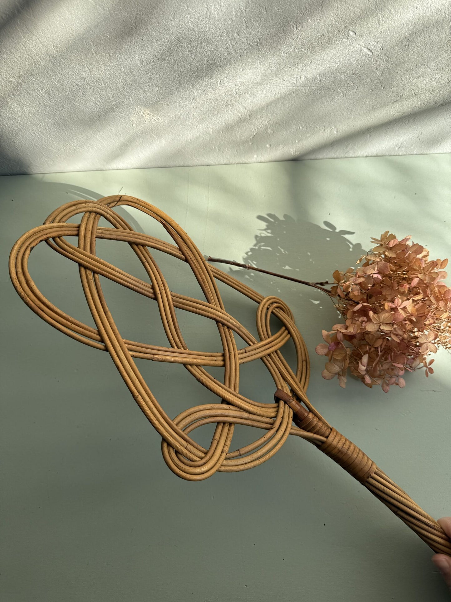 Battoir à tapis ancien en osier