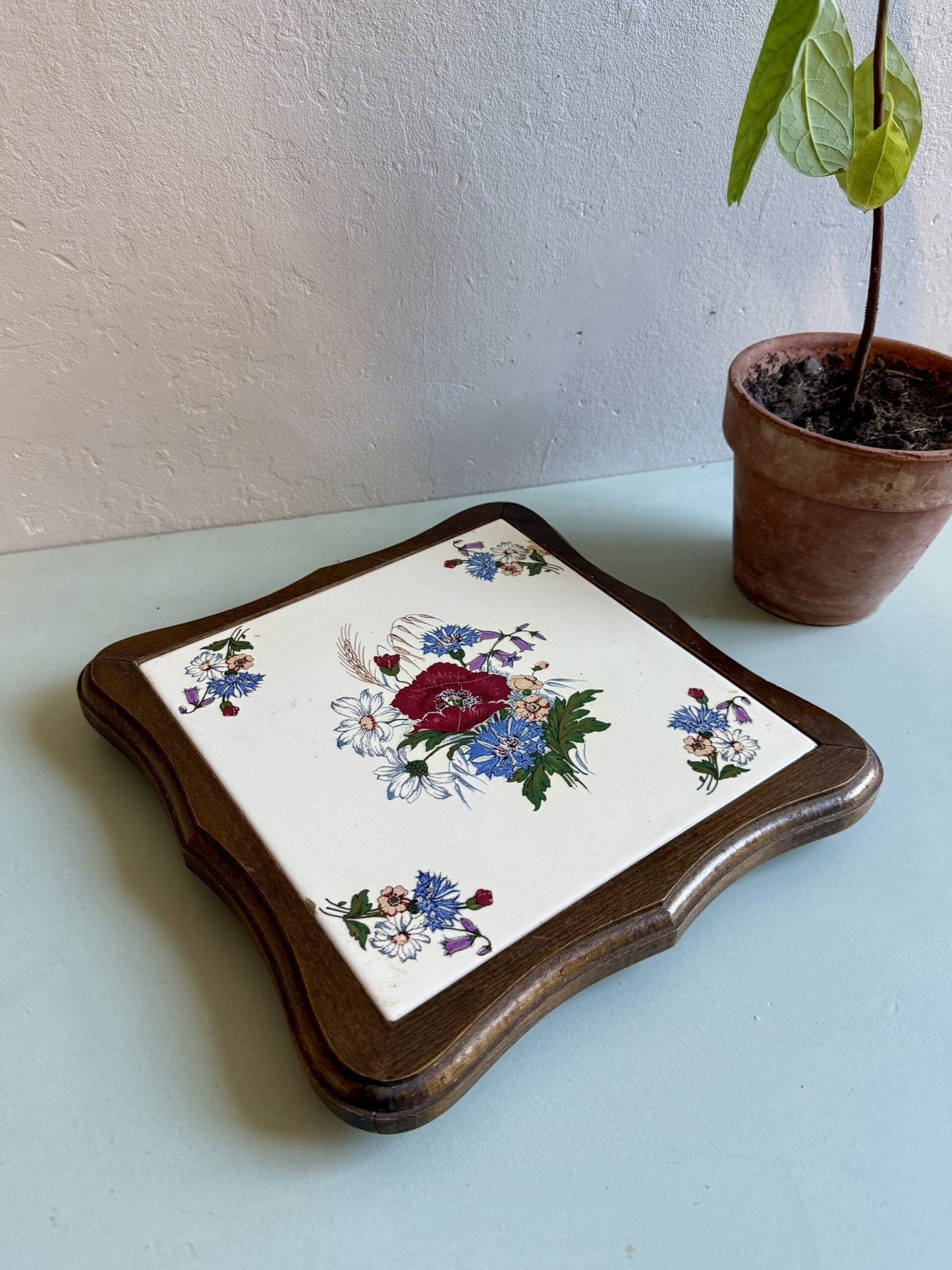 Sous-plat carré en faïence à décor floral