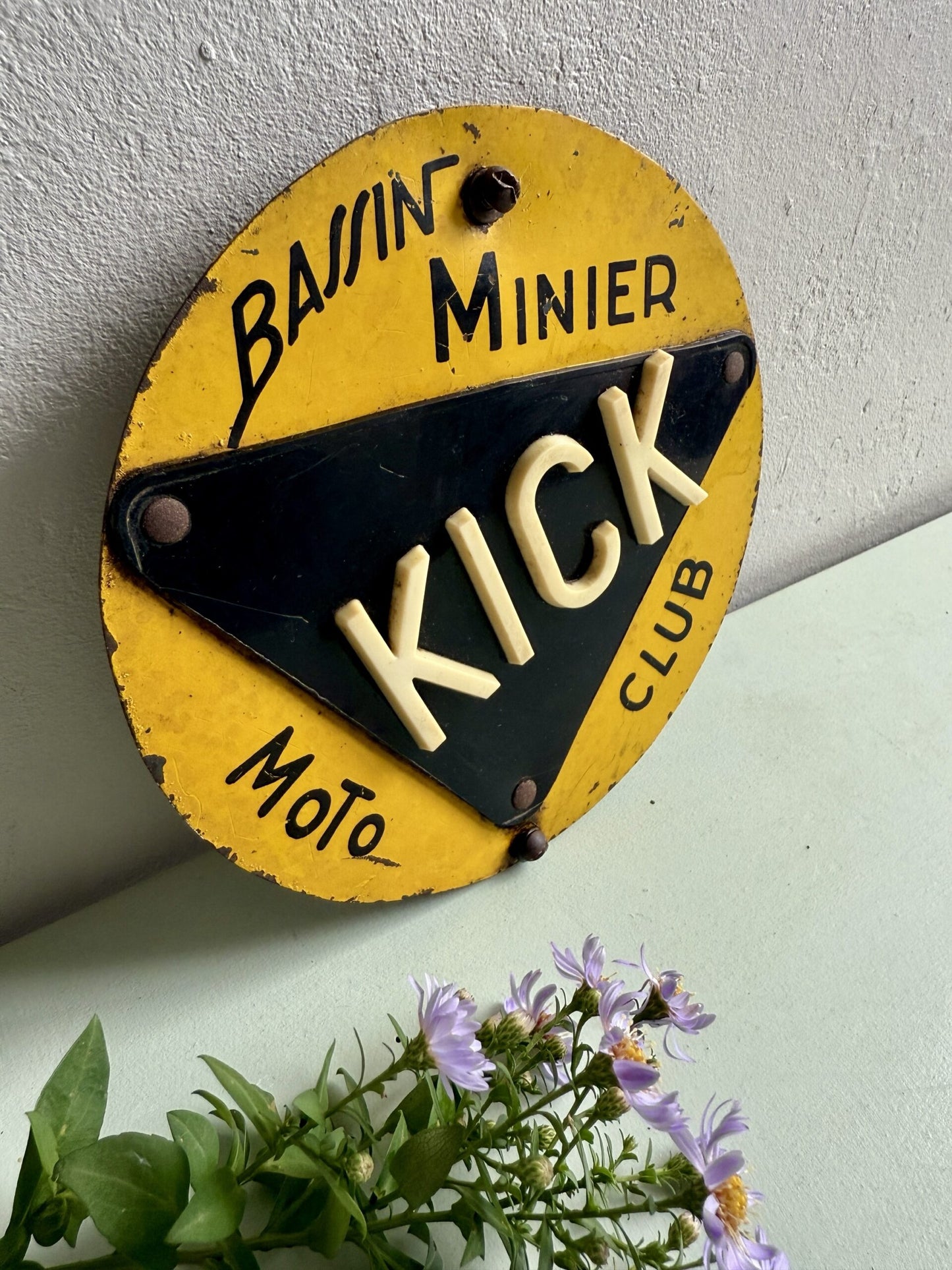 Plaque émaillée jaune et noir KICK