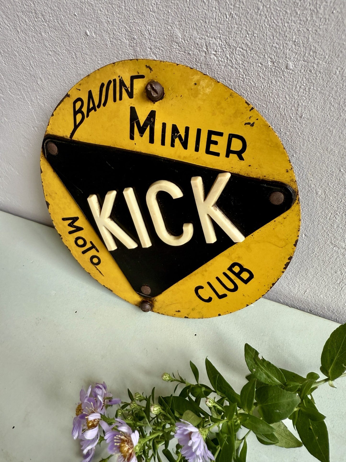 Plaque émaillée jaune et noir KICK