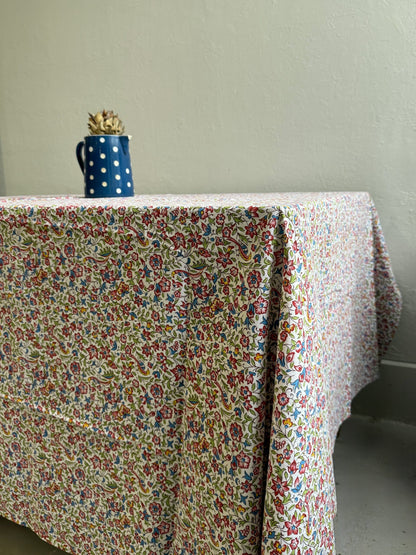 Nappe rectangulaire à motifs floraux