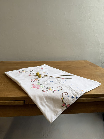 Nappe rectangulaire blanche brodée au point de croix