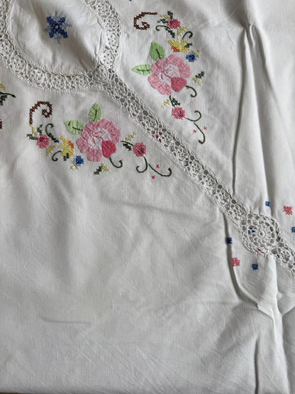 Nappe rectangulaire blanche brodée au point de croix