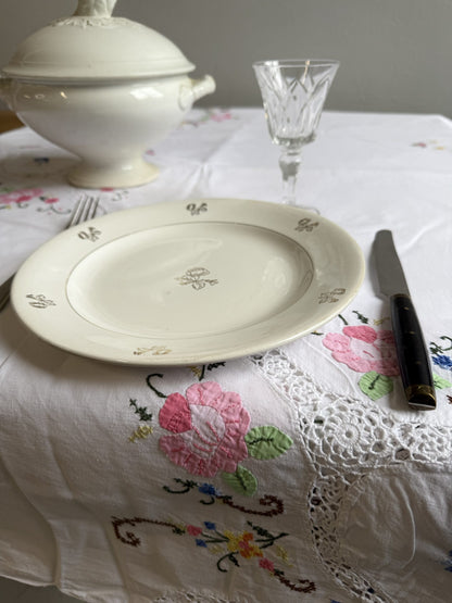 Nappe rectangulaire blanche brodée au point de croix