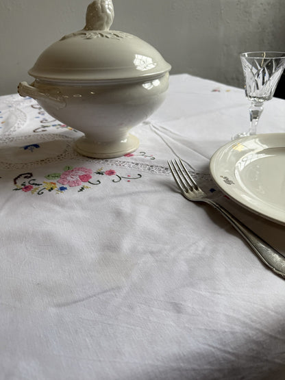 Nappe rectangulaire blanche brodée au point de croix
