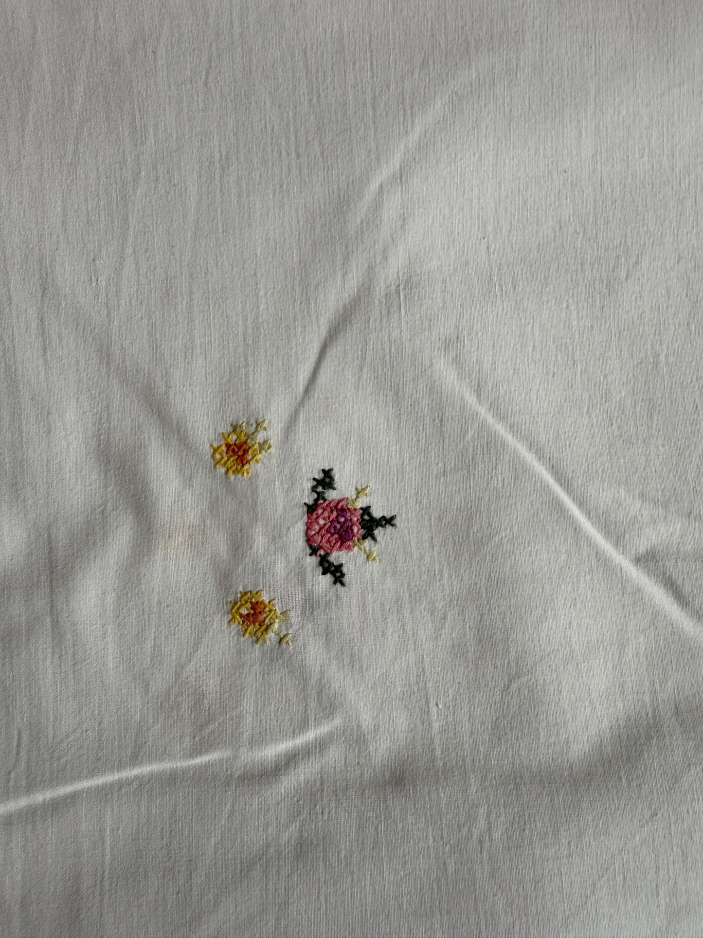 Nappe rectangulaire blanche brodée au point de croix