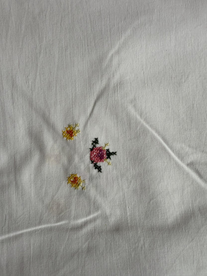 Nappe rectangulaire blanche brodée au point de croix