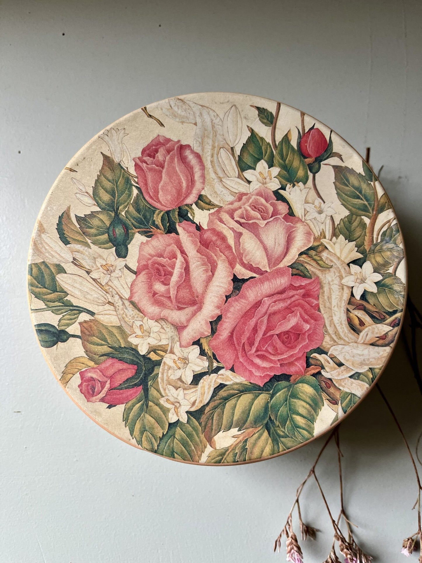 Boîte ancienne décor floral.