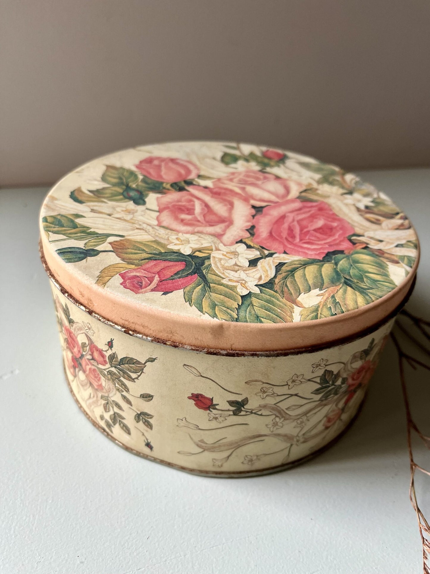 Boîte ancienne décor floral.