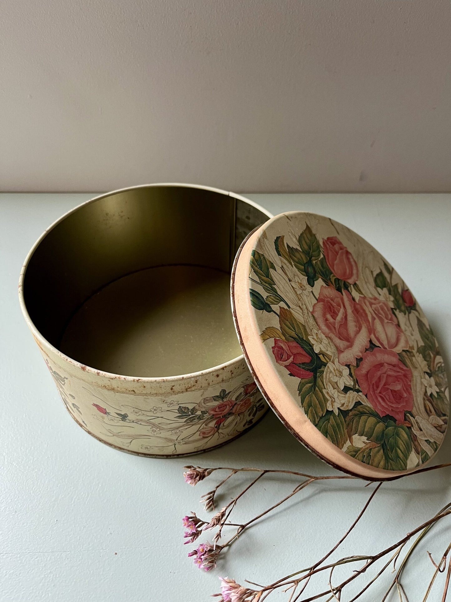 Boîte ancienne décor floral.