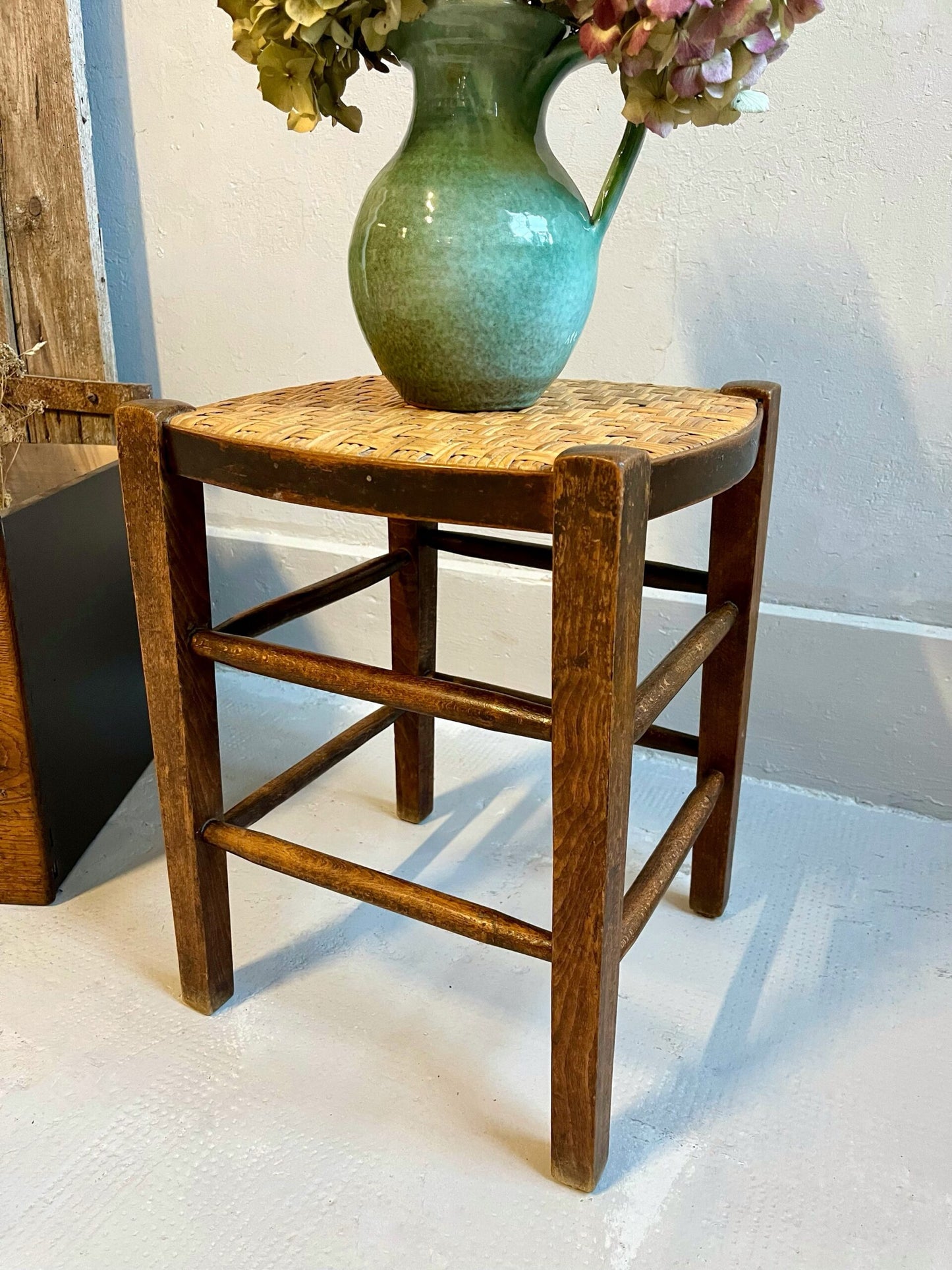 Tabouret ancien en bois et paille tressée