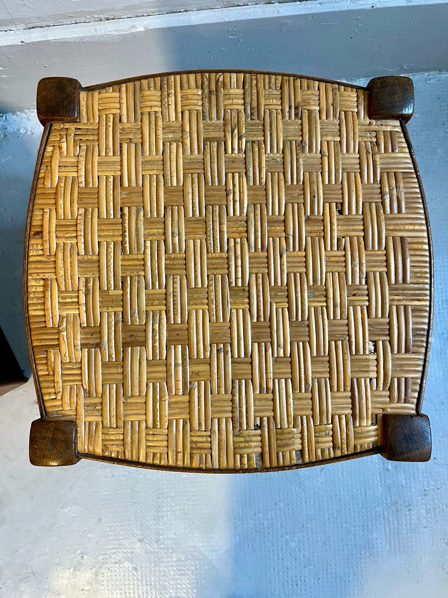 Tabouret ancien en bois et paille tressée