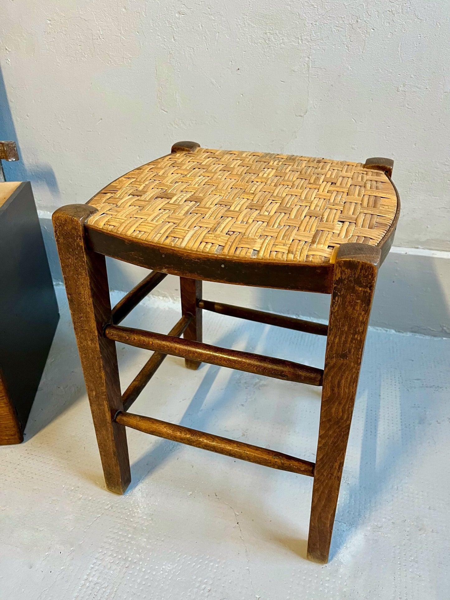 Tabouret ancien en bois et paille tressée
