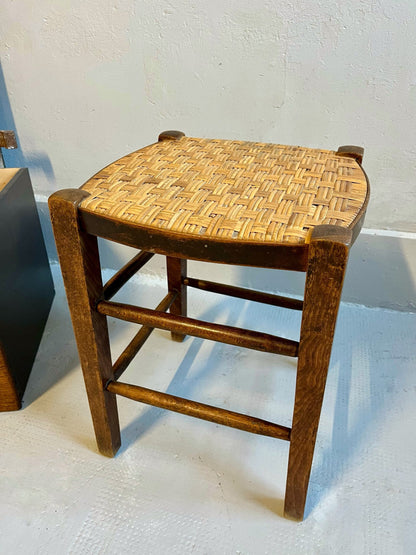 Tabouret ancien en bois et paille tressée