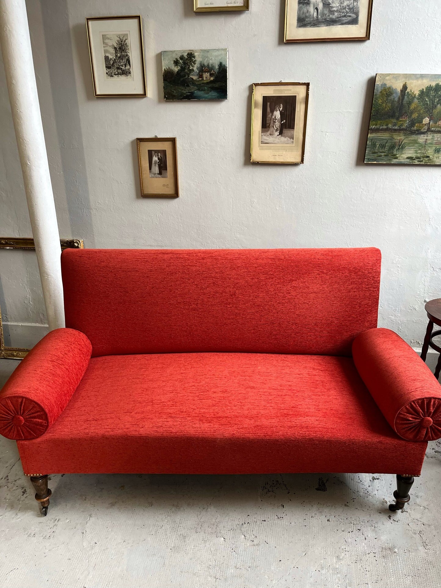 Canapé ancien rouge orangé
