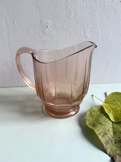 Carafe en verre rose