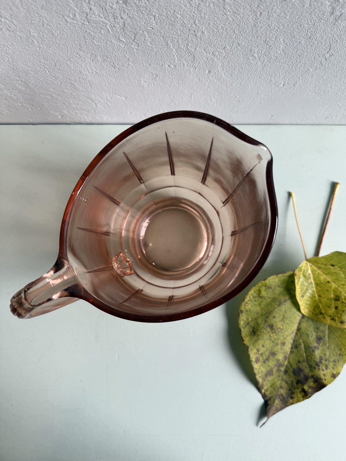 Carafe en verre rose