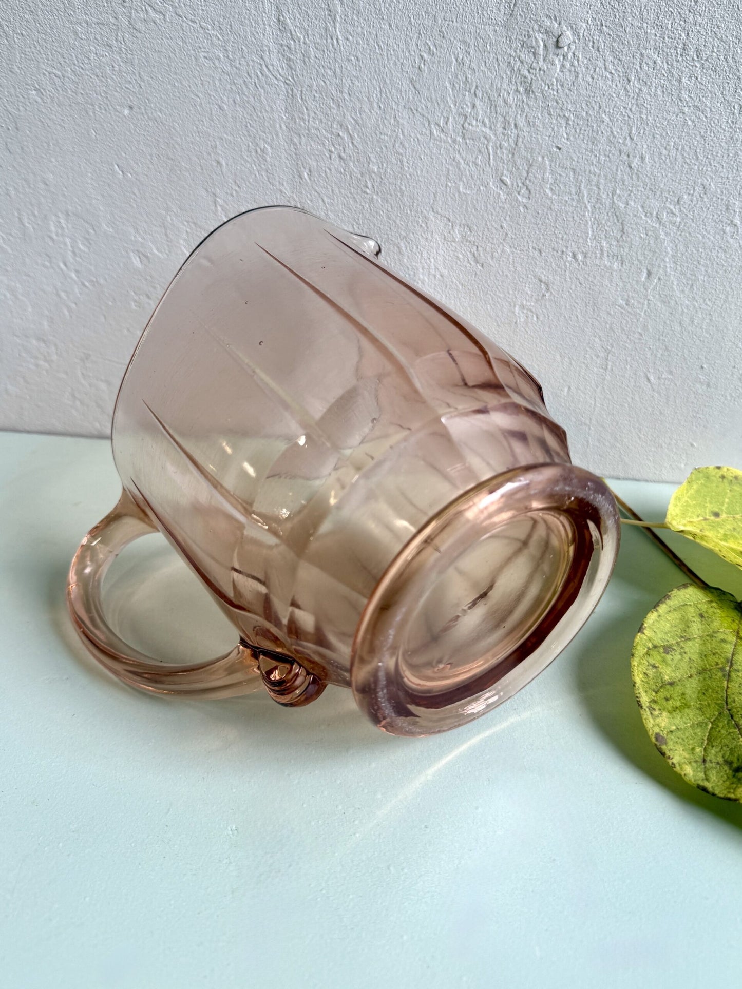 Carafe en verre rose