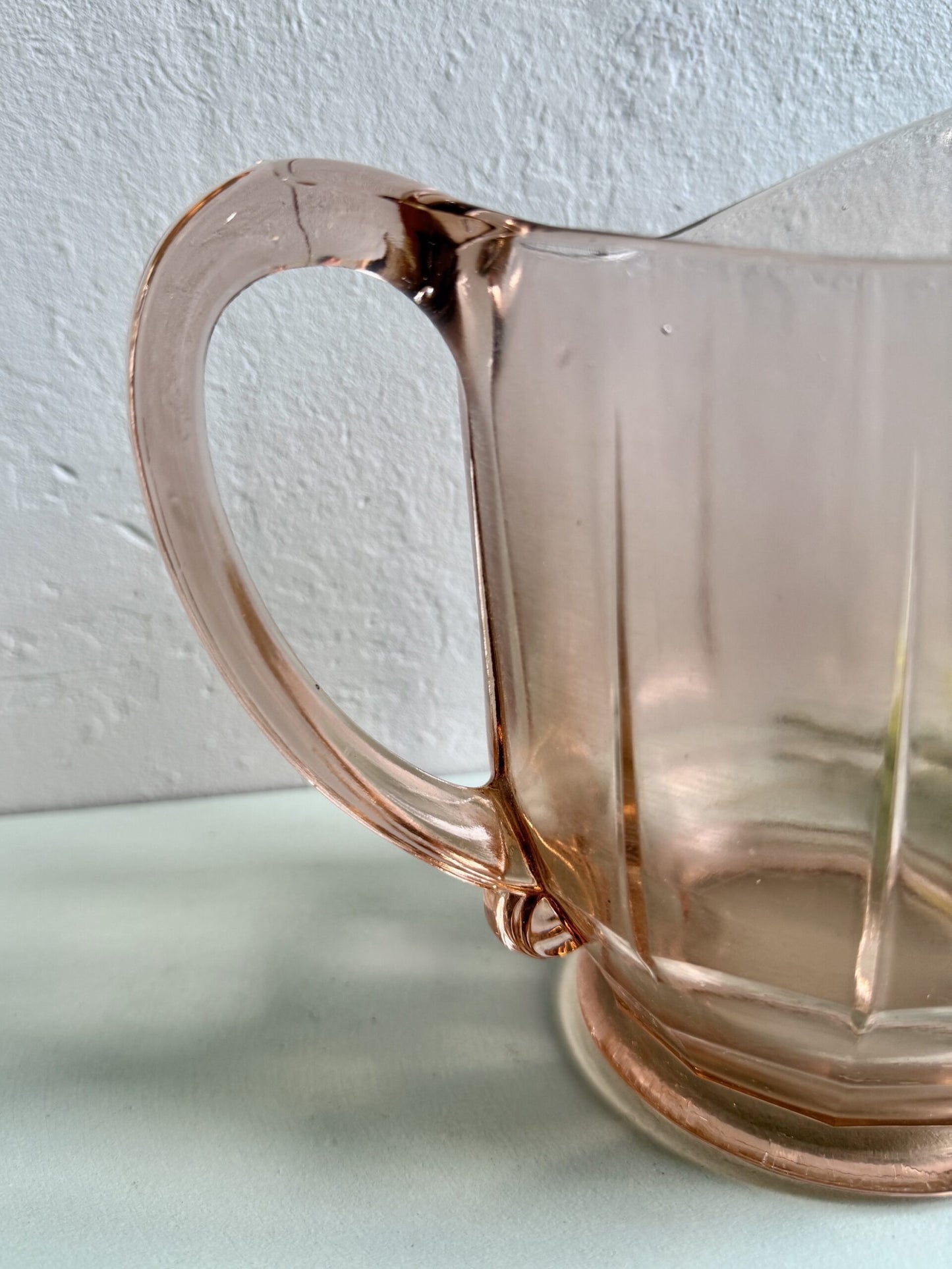 Carafe en verre rose