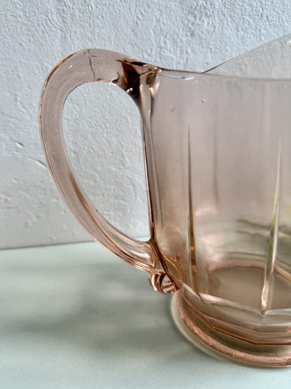 Carafe en verre rose