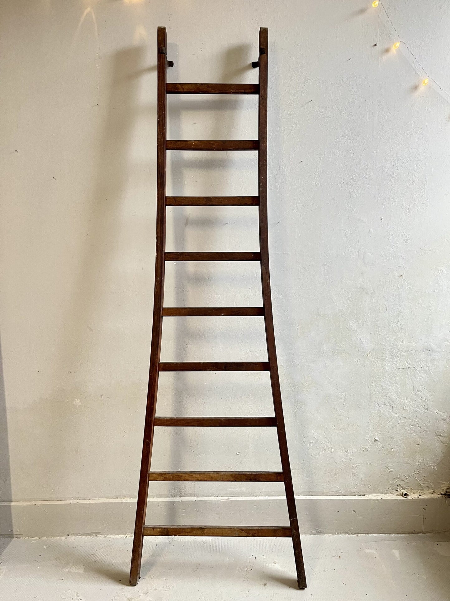 Grande échelle ancienne en bois massif