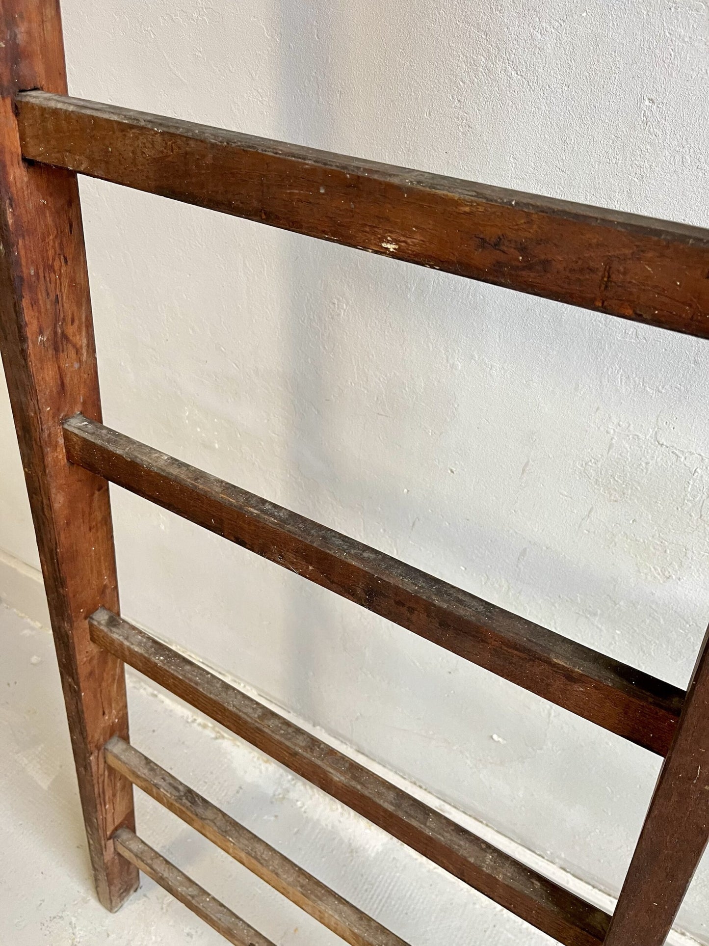 Grande échelle ancienne en bois massif