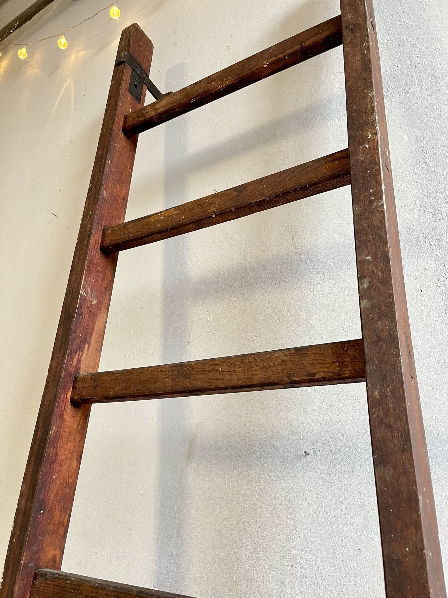 Grande échelle ancienne en bois massif