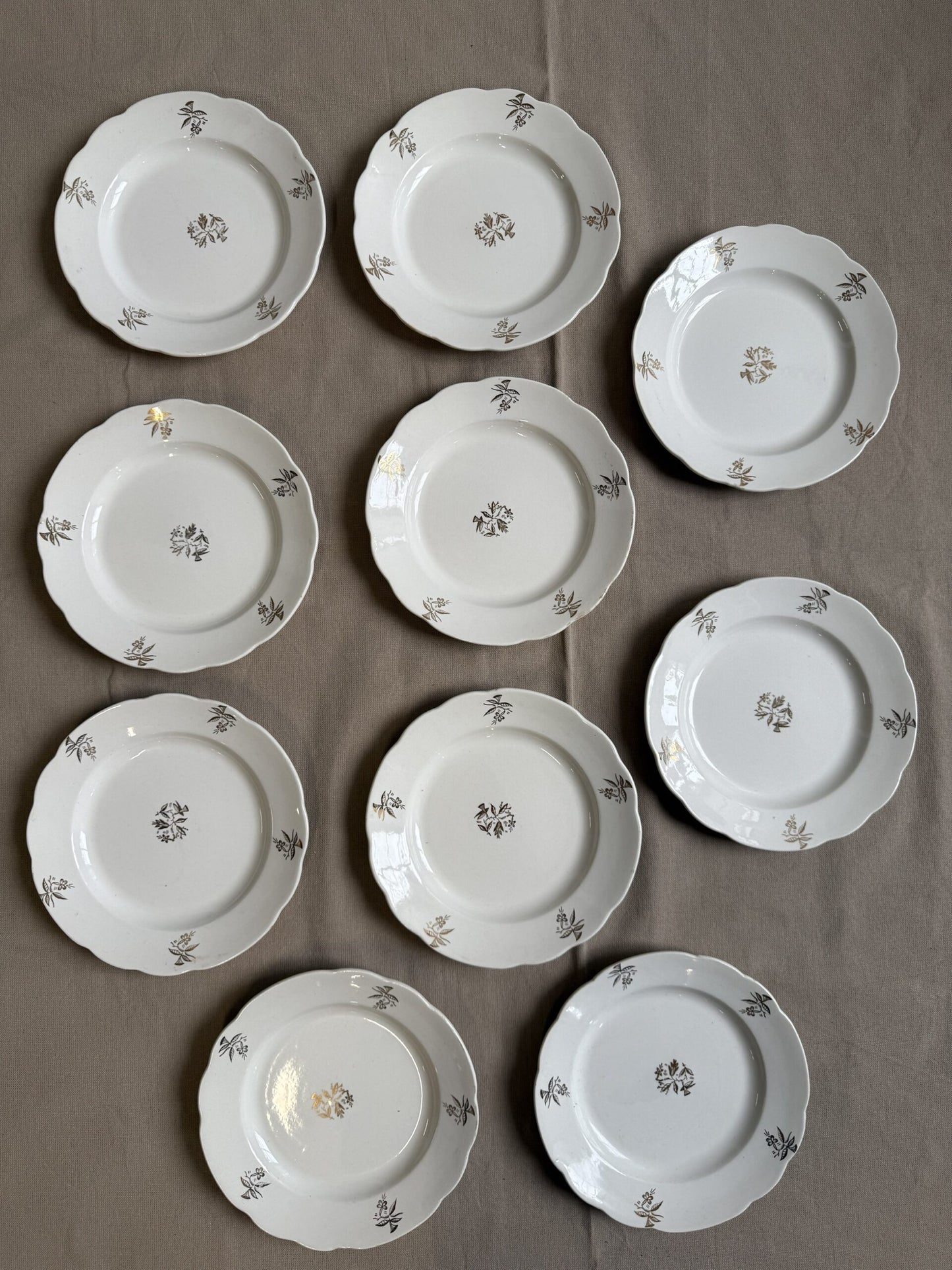 Lot de 10 assiettes plates en faïence blanche