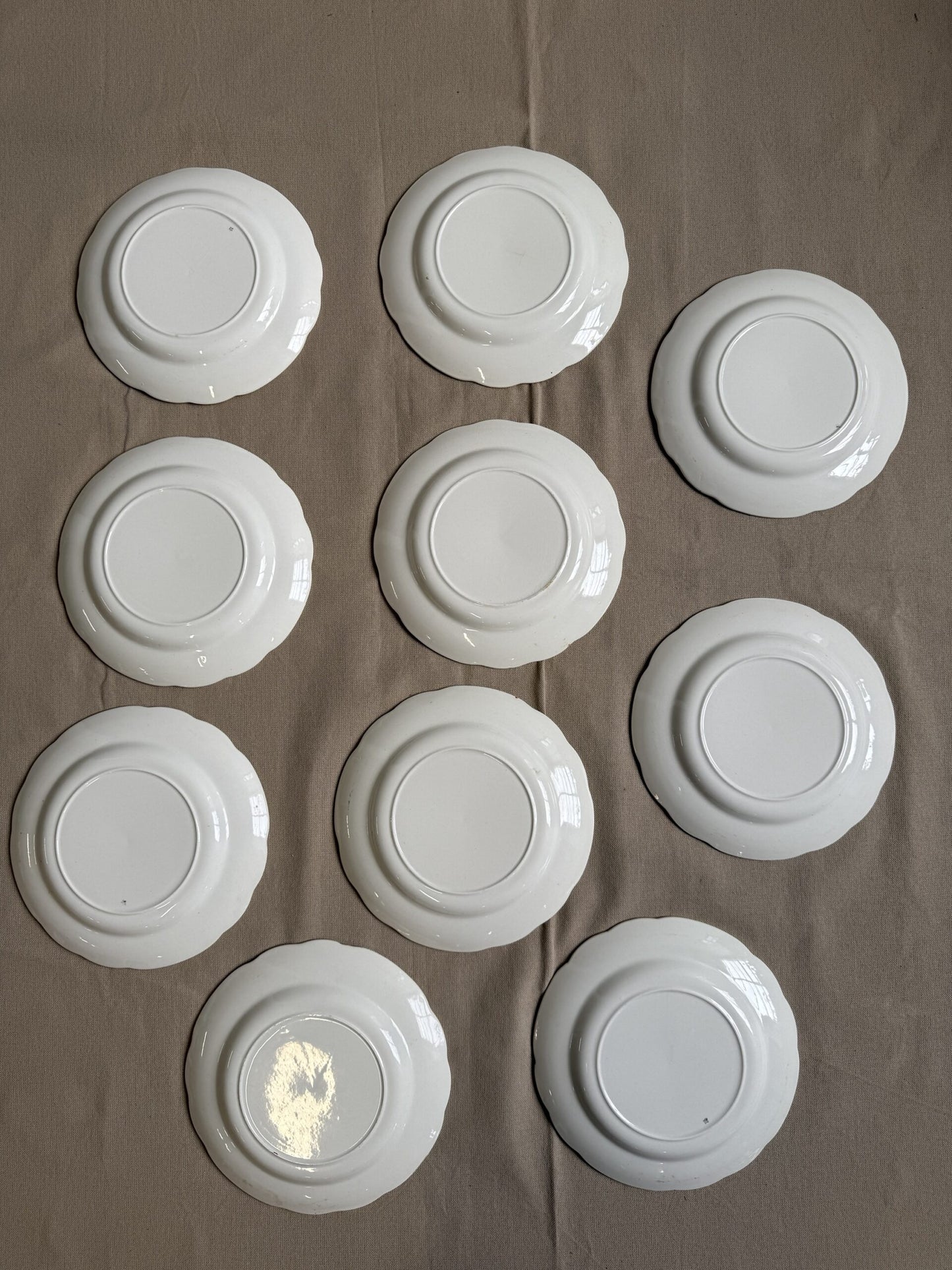 Lot de 10 assiettes plates en faïence blanche