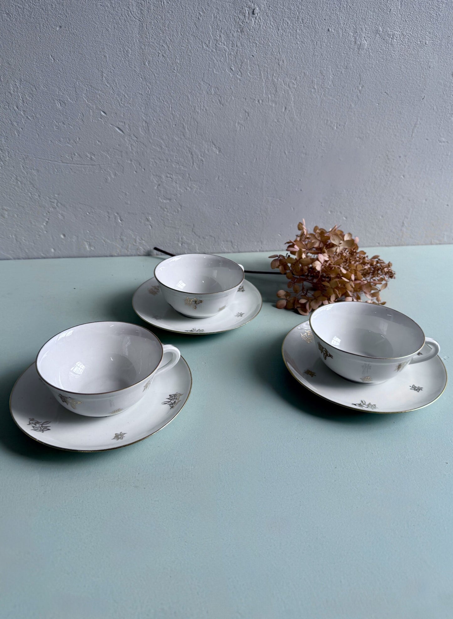 Lot de 3 tasses et coupelles en porcelaine Pillivuyt & Cie