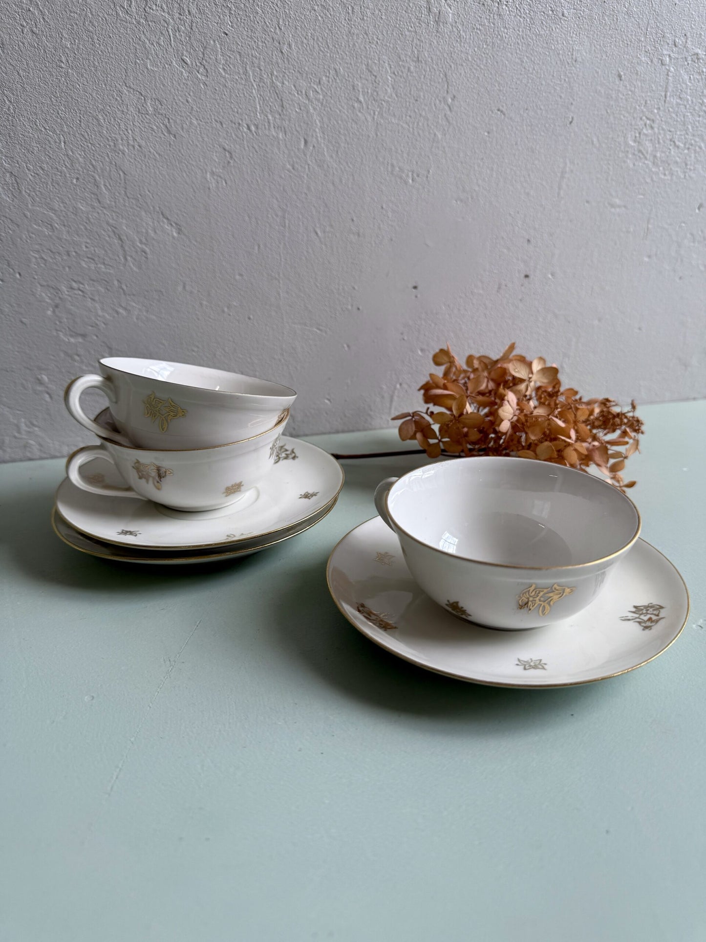 Lot de 3 tasses et coupelles en porcelaine Pillivuyt & Cie