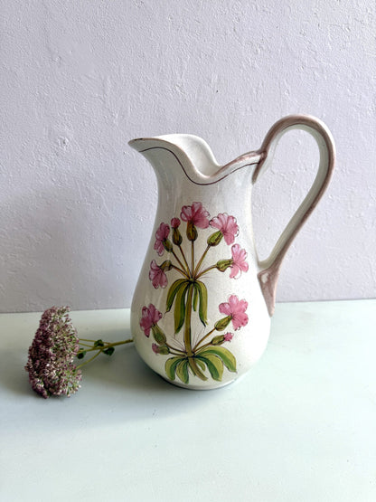 Broc ancien émaillé à décor fleuri