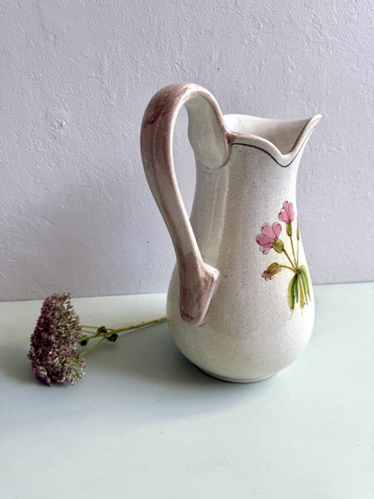 Broc ancien émaillé à décor fleuri