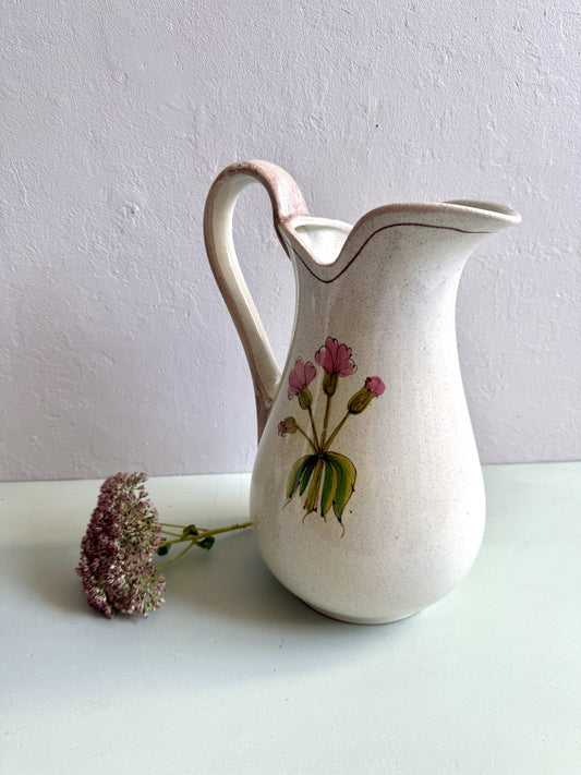 Broc ancien émaillé à décor fleuri