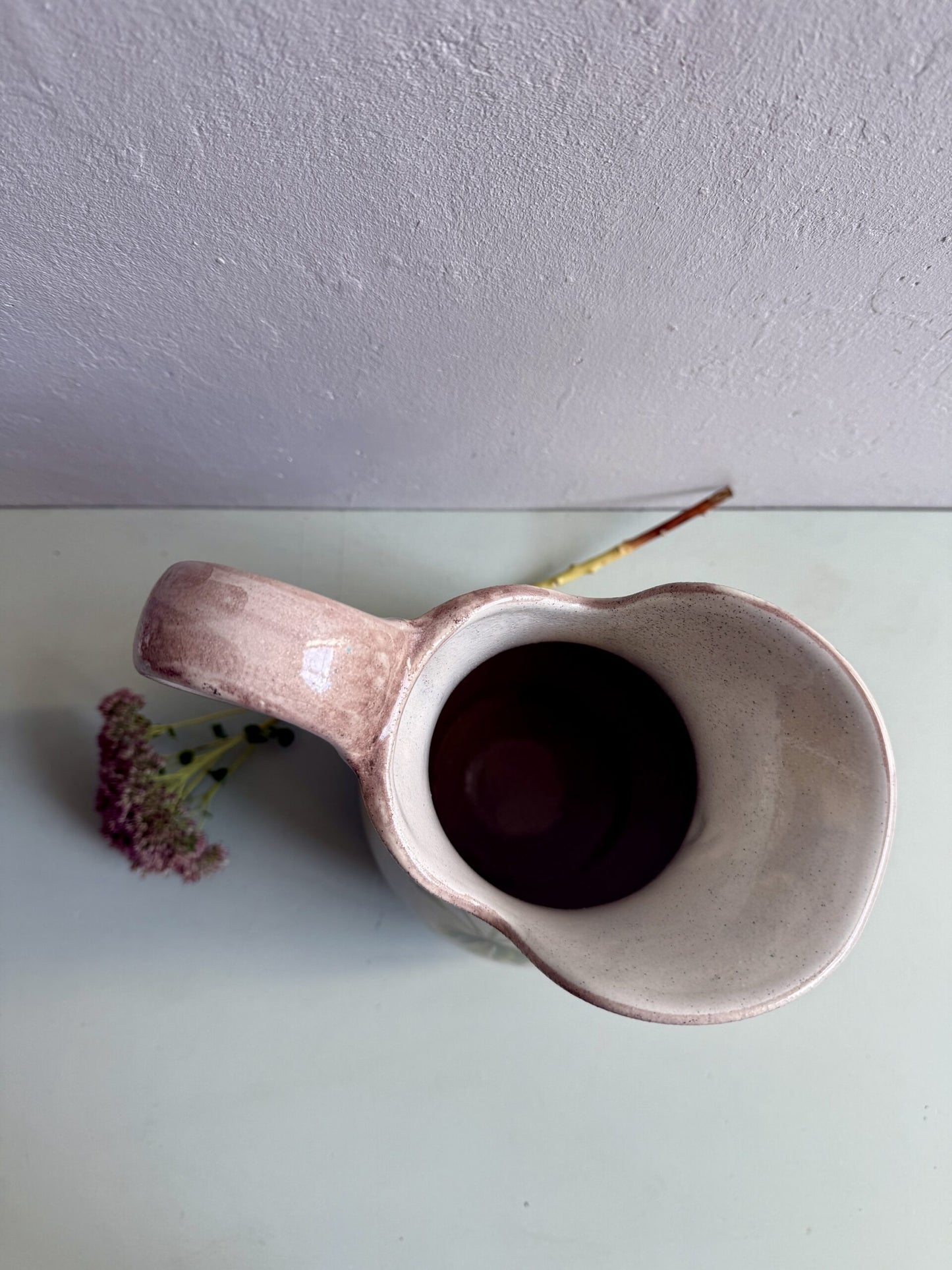 Broc ancien émaillé à décor fleuri