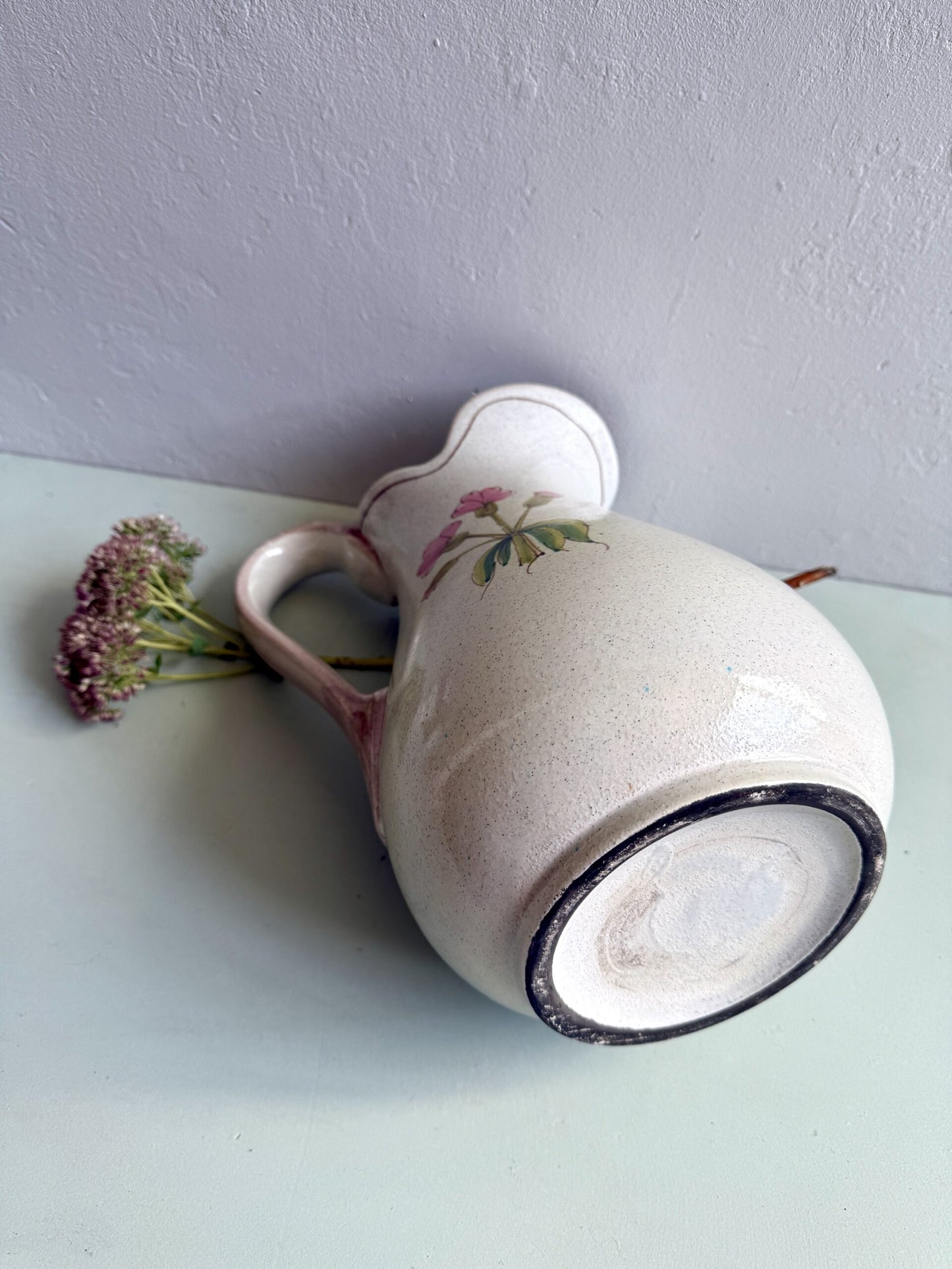 Broc ancien émaillé à décor fleuri