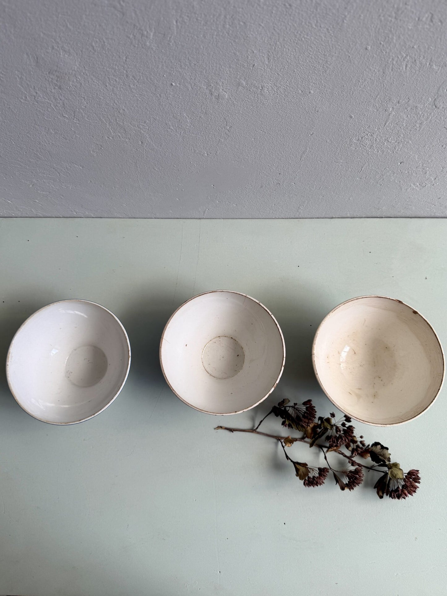 Lot de 3 bols anciens en terre de fer émaillée