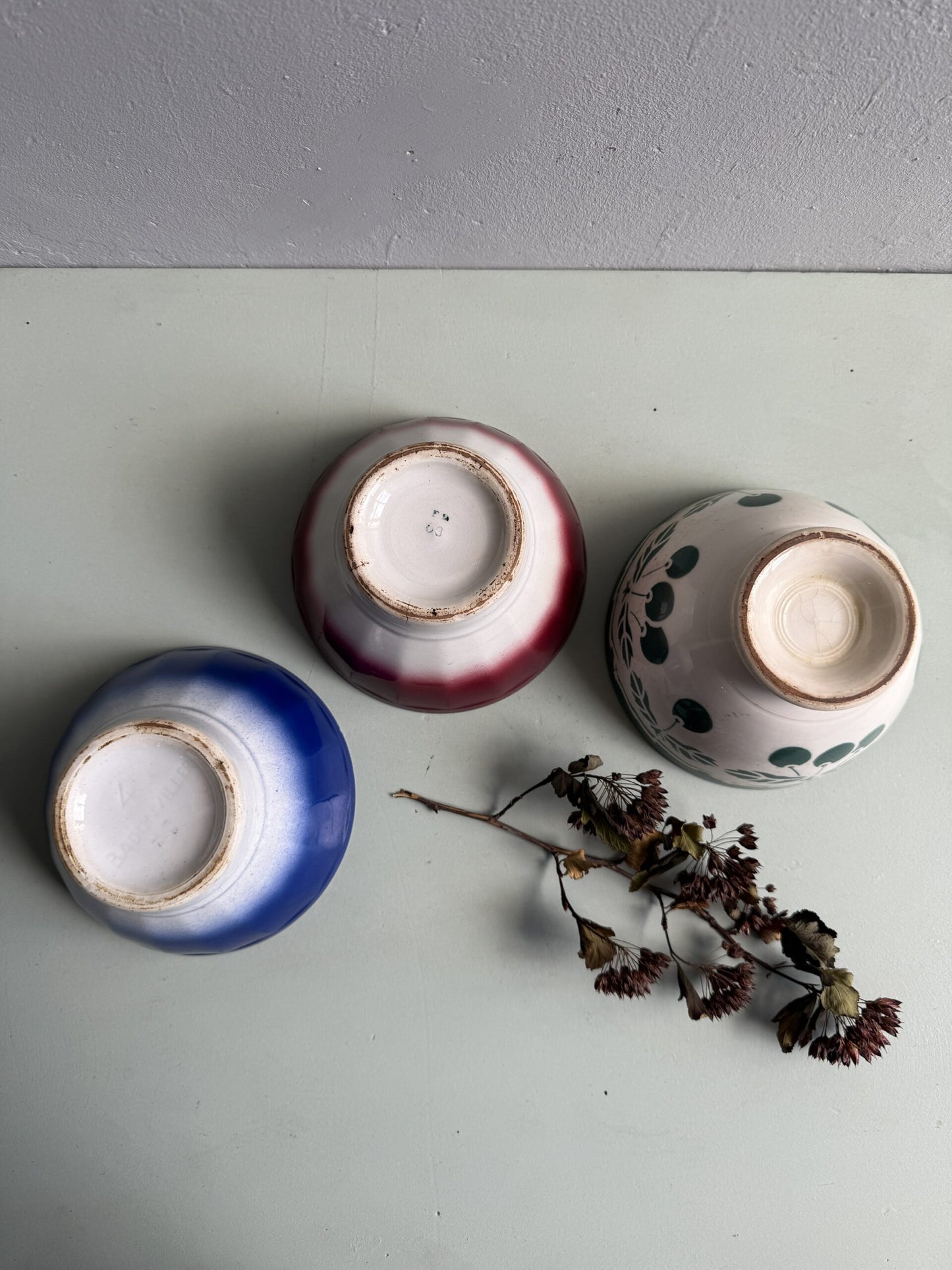 Lot de 3 bols anciens en terre de fer émaillée