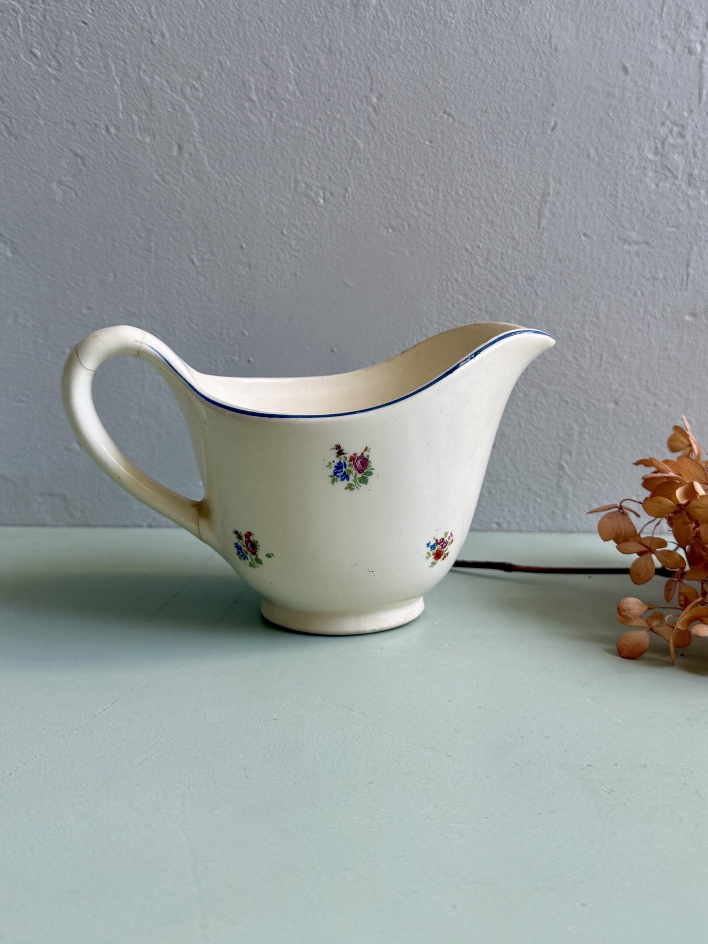 Ancien pot à lait en faïence émaillée décor floral