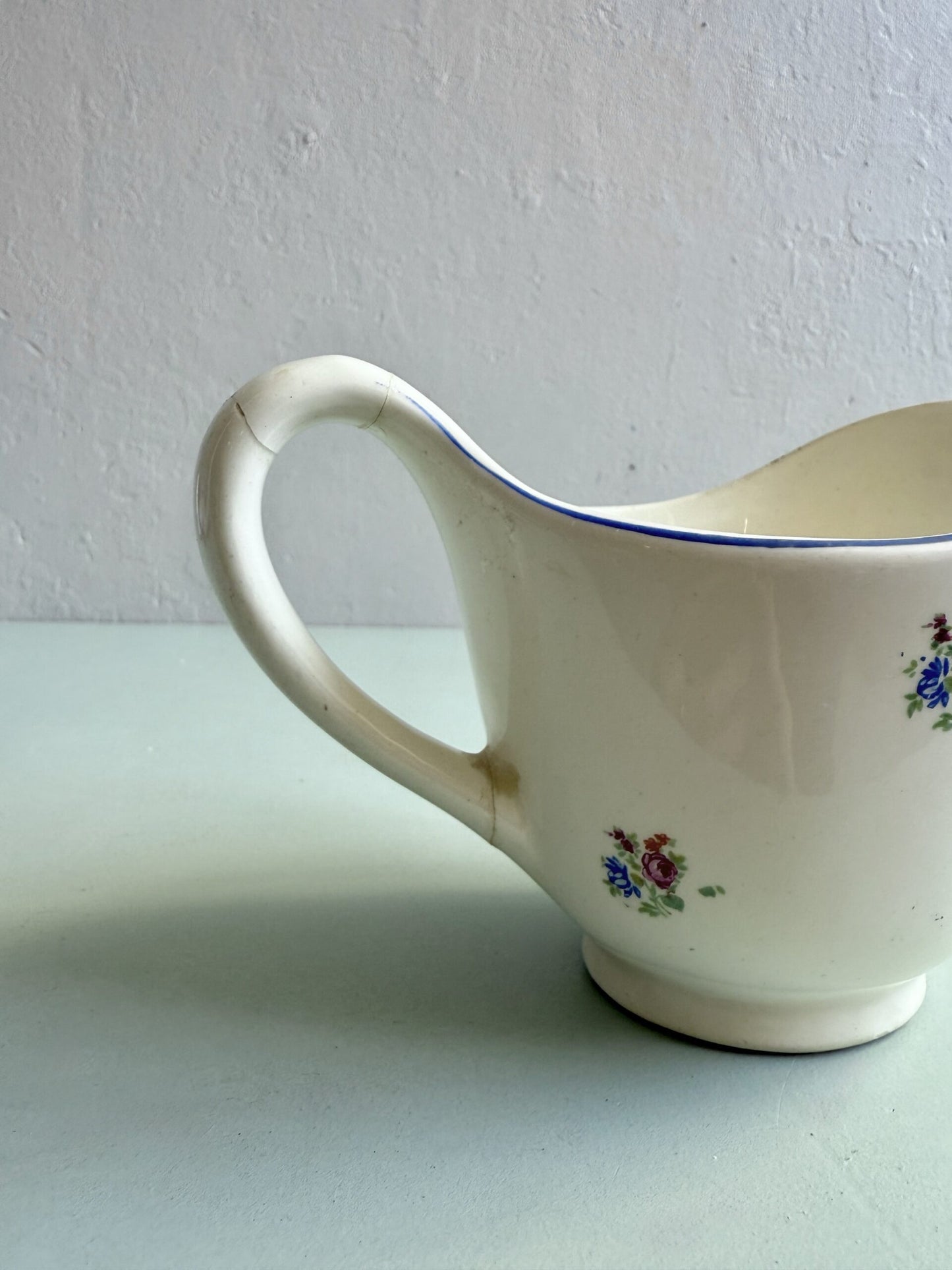 Ancien pot à lait en faïence émaillée décor floral