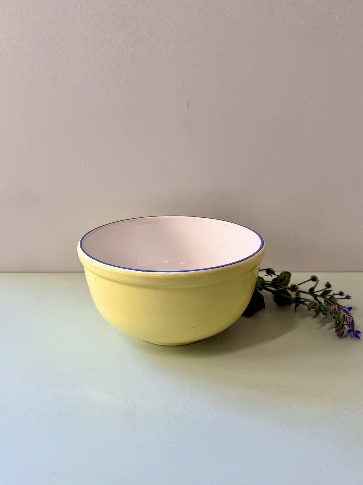 Grand saladier jaune avec liseré bleu