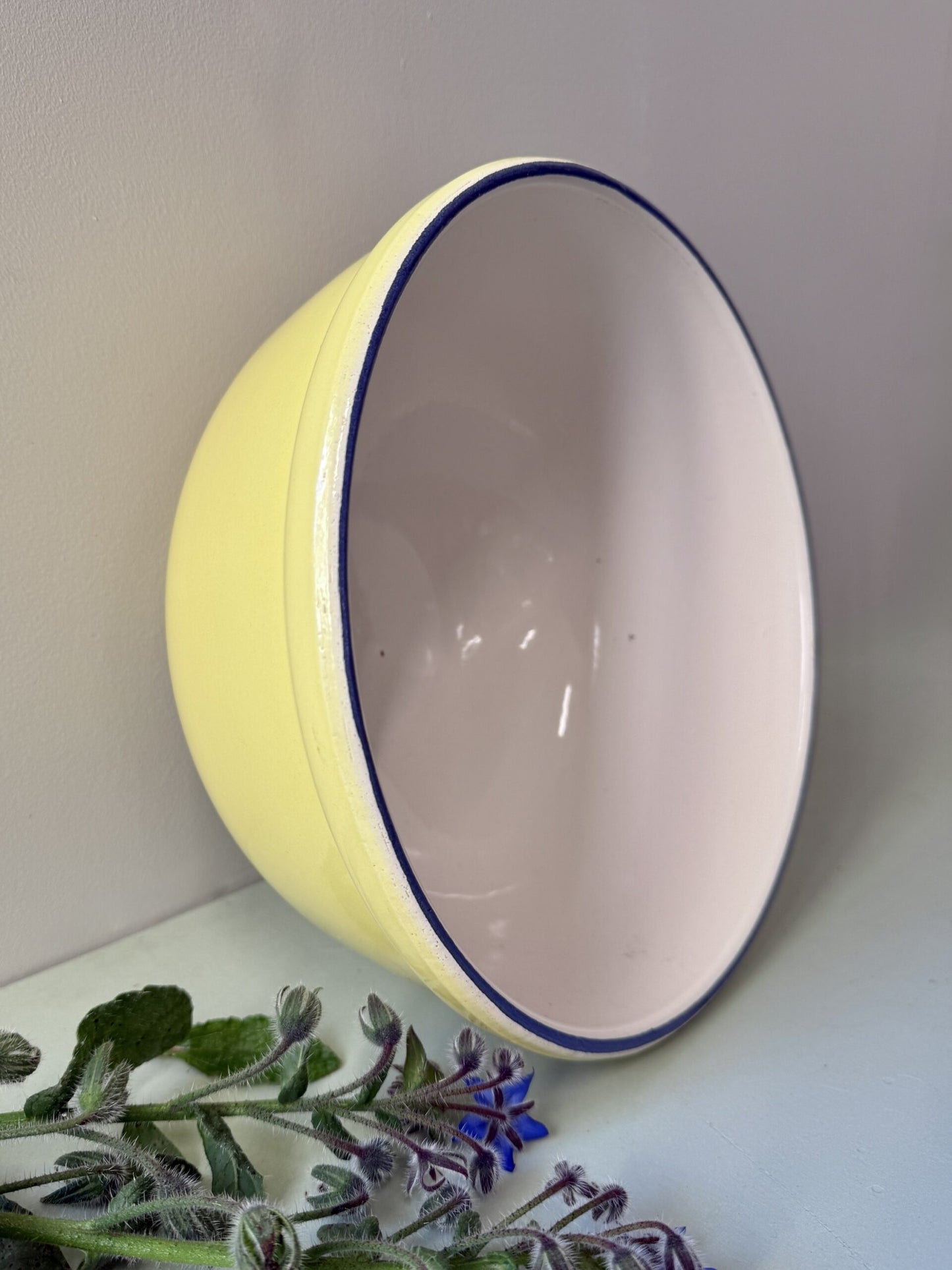 Grand saladier jaune avec liseré bleu